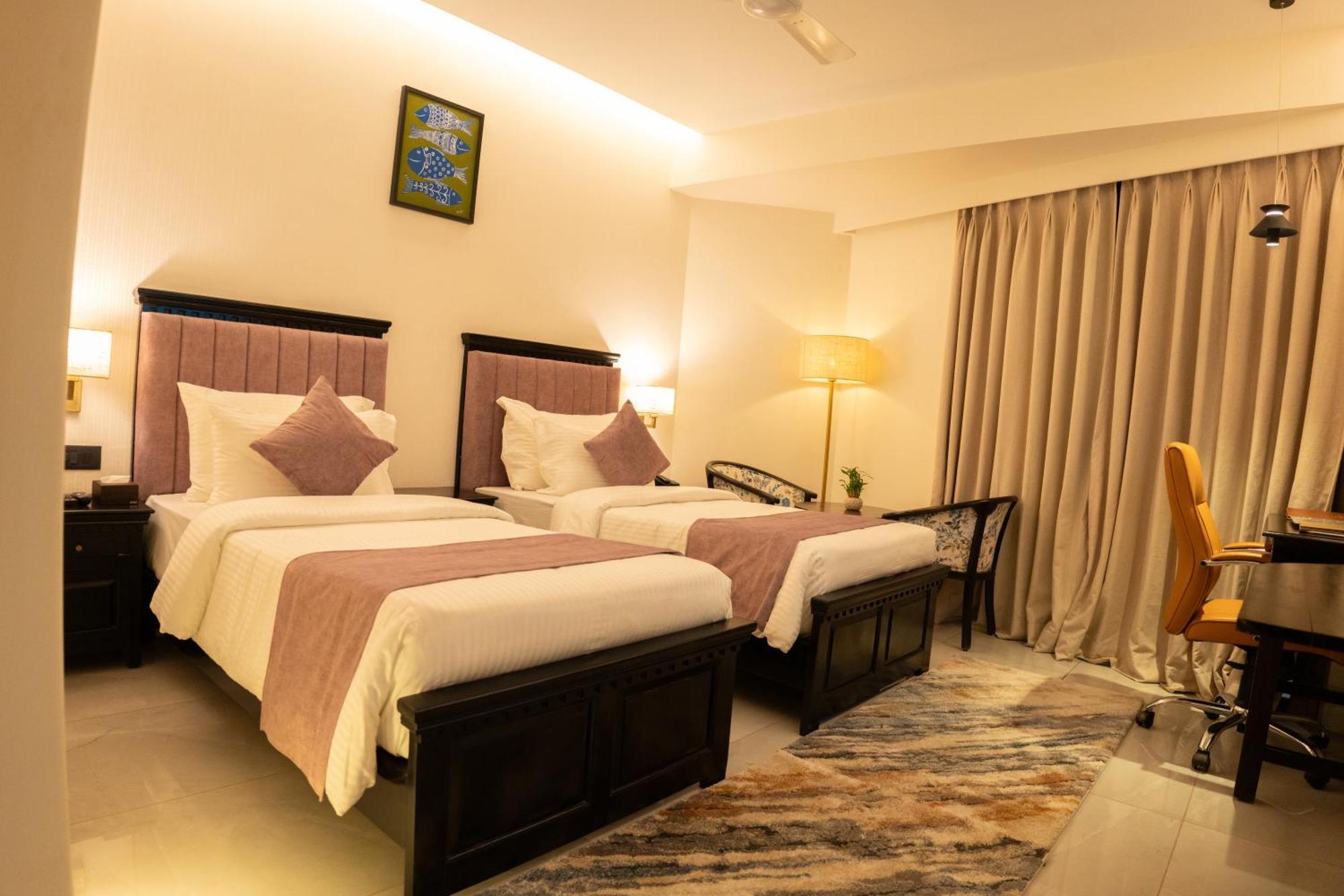 Pride Elite, Daman Hotel Exterior foto