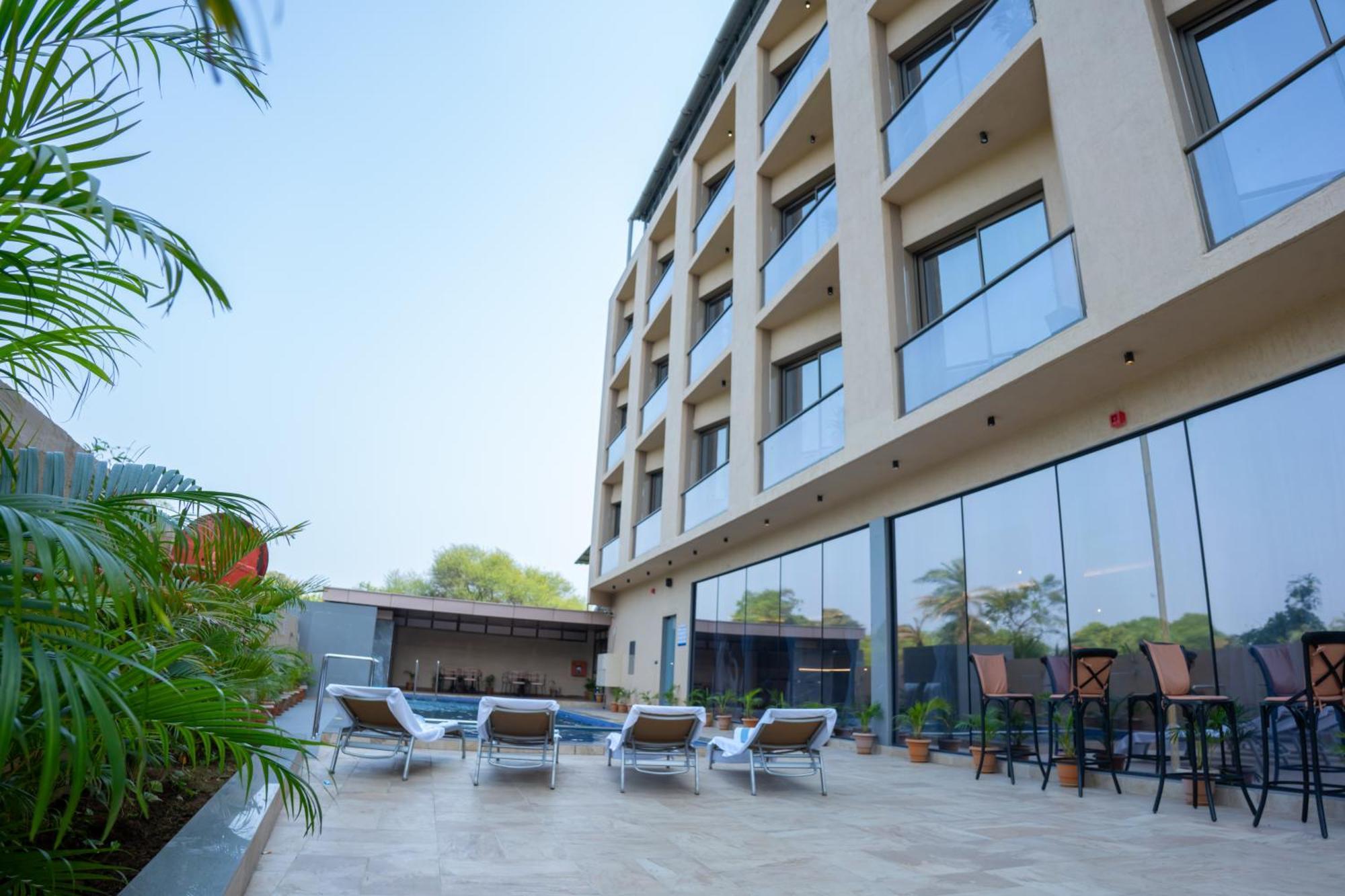 Pride Elite, Daman Hotel Exterior foto