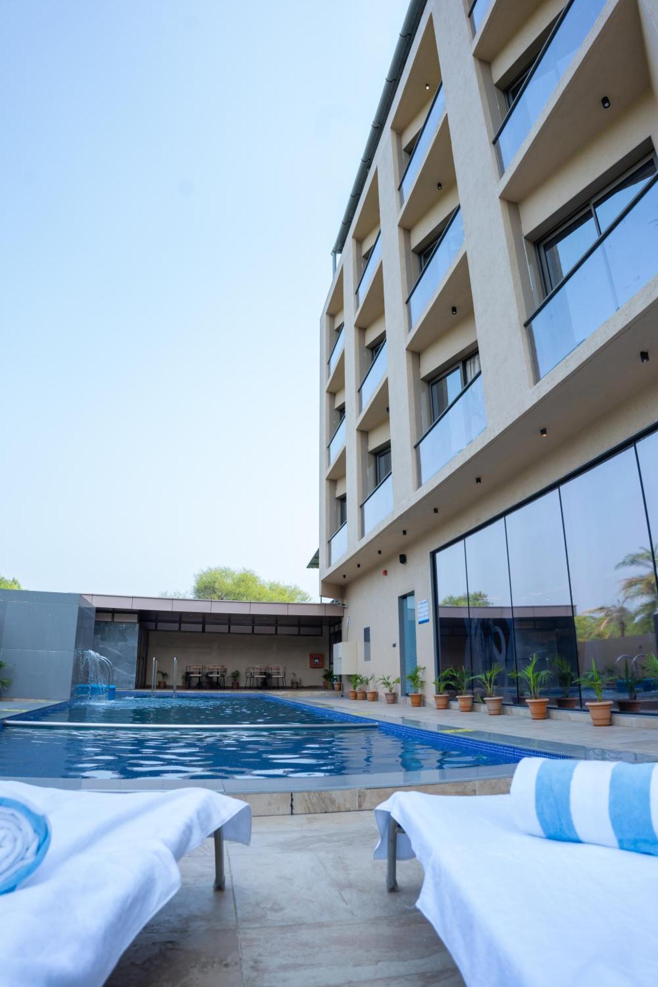 Pride Elite, Daman Hotel Exterior foto